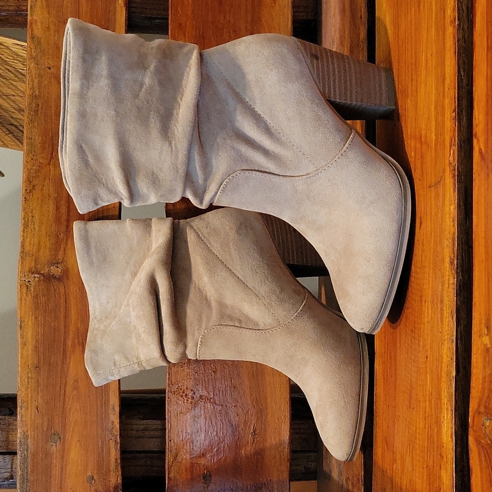 UNIVERSAL THREADS NUDE TAN SLOUCH FAUX SUEDE LEATHER BOOTS SZ 6 NEW!